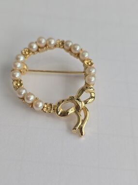 Gold-Tone  Faux Pearl Circle Brooch with Bow Accent - Richelieu